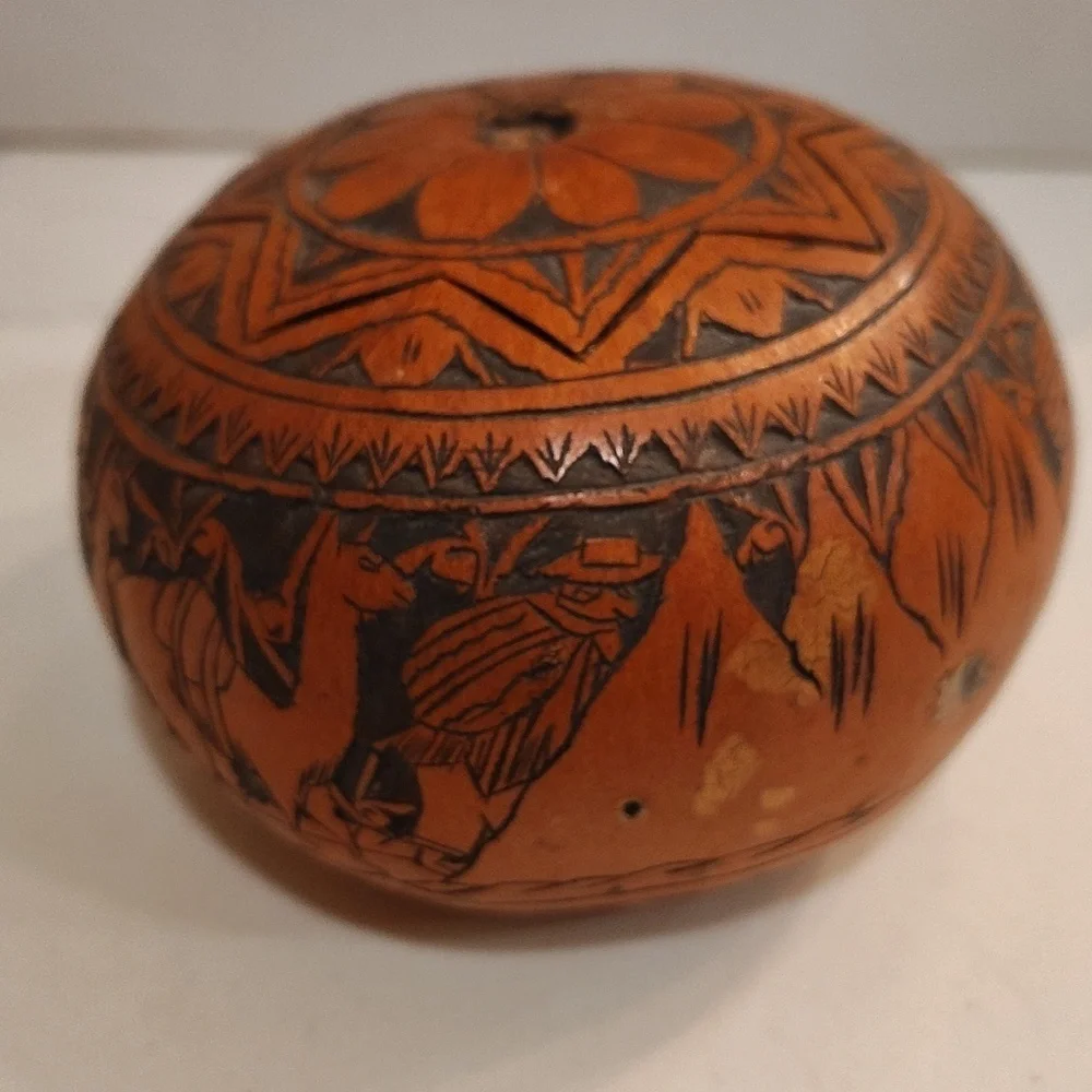 Carved gourd round box with star lid Leoncio Veli in Peru camel mountain